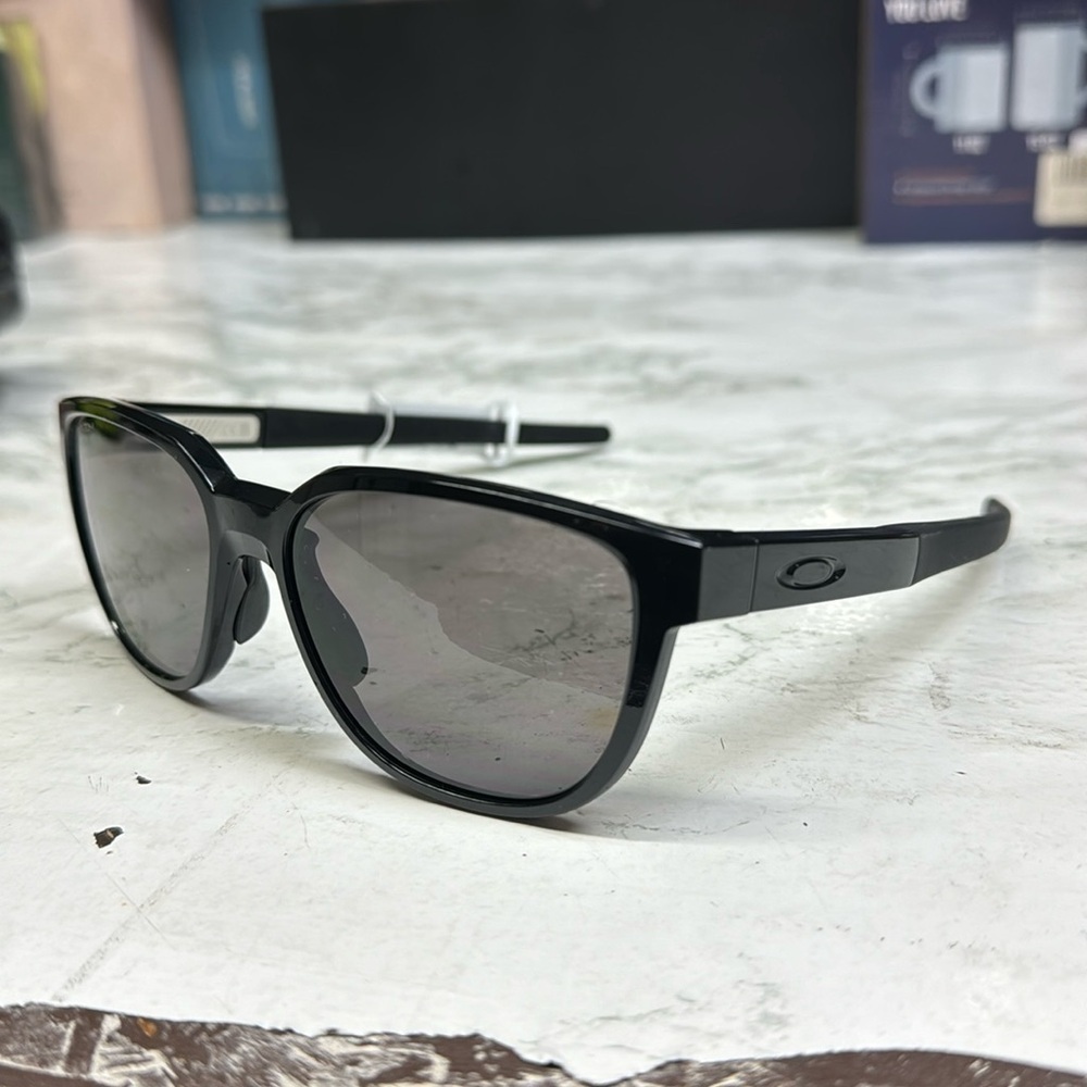 Oakley Actuator Sunglasses no slip grip new without original case